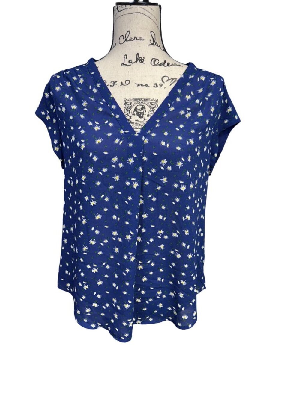 Floral Blue V-Neck Blouse With Daisies Short Sleeves Lightweight Womens Size M